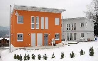 Haus mit Edelstahlkamin