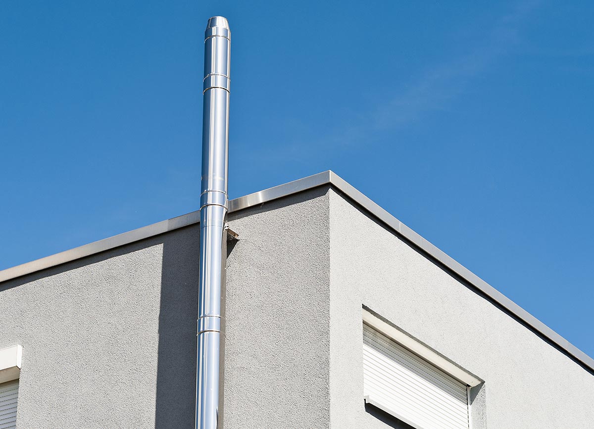 Edelstahlkamin an Hauswand